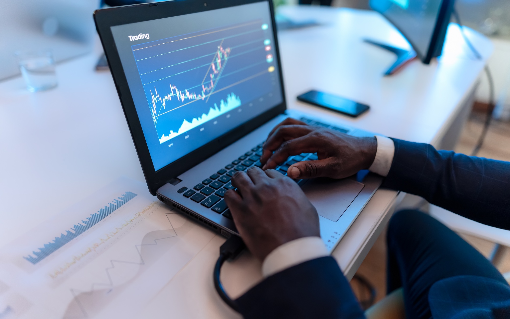 http://Close%20up%20of%20business%20trader%20man%20working%20on%20crypto%20currency%20markets%20with%20blockchain%20technology